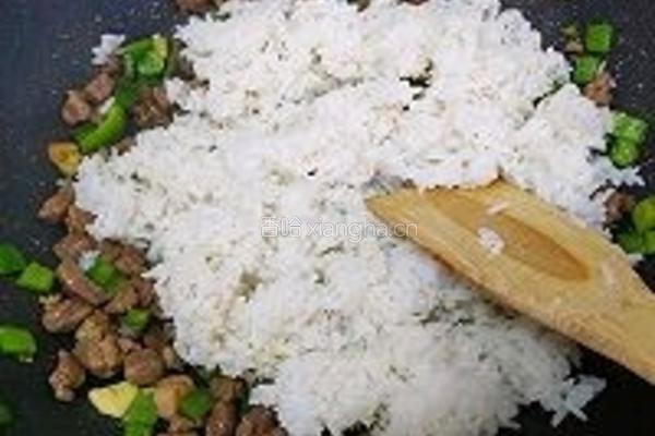 黑椒牛排蛋炒饭的做法图解4