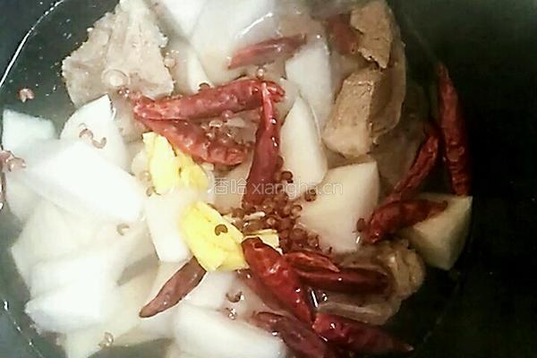 羊蝎子炖萝卜的做法图解8
