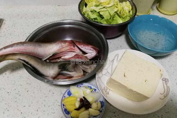 海杂拌鱼炖豆腐粉条的做法图解1
