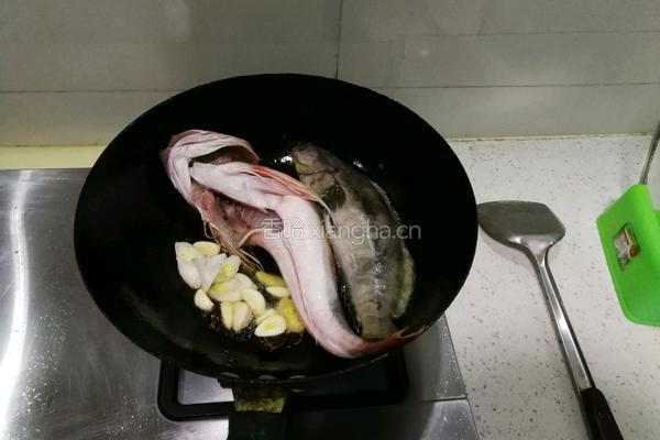 海杂拌鱼炖豆腐粉条的做法图解2