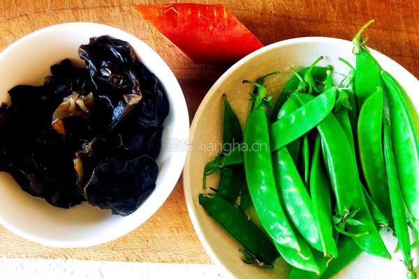 荷兰豆炒木耳的做法图解1