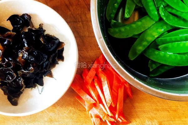荷兰豆炒木耳的做法图解3