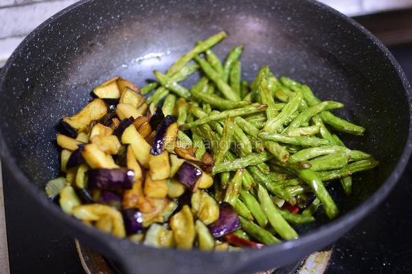 干煸豆角茄子的做法图解7