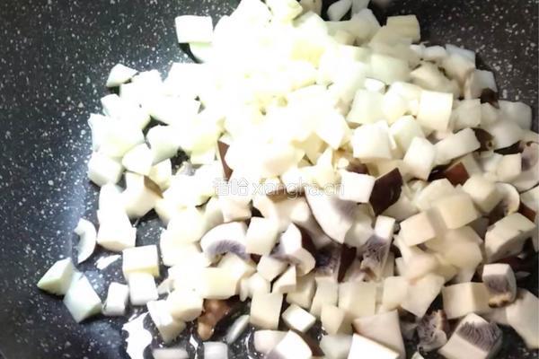 四川—腊肠牛肝菌焖饭的做法图解6