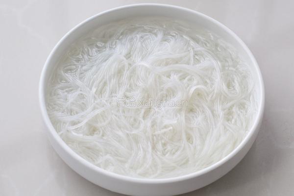 蒜蓉粉丝蒸扇贝的做法图解1
