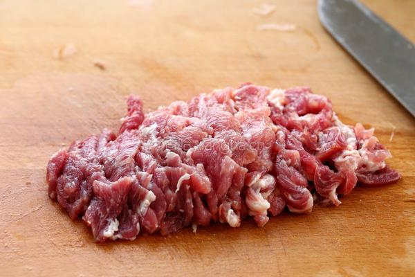 蒜苔炒肉的做法图解1