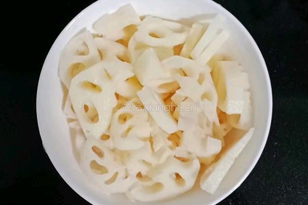 莲藕牛肉粒粒面 (宝宝辅食）的做法图解2