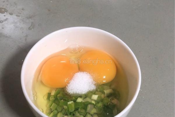 家常葱花炒滑蛋的做法图解1