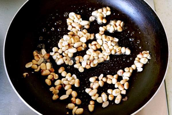 糖霜花生的做法图解4