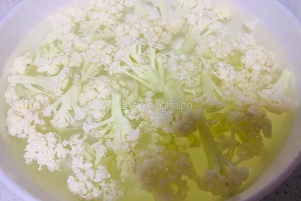 西红柿炒菜花的做法图解1