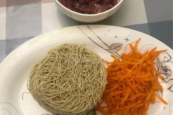 家常瘦肉炒面的做法图解1