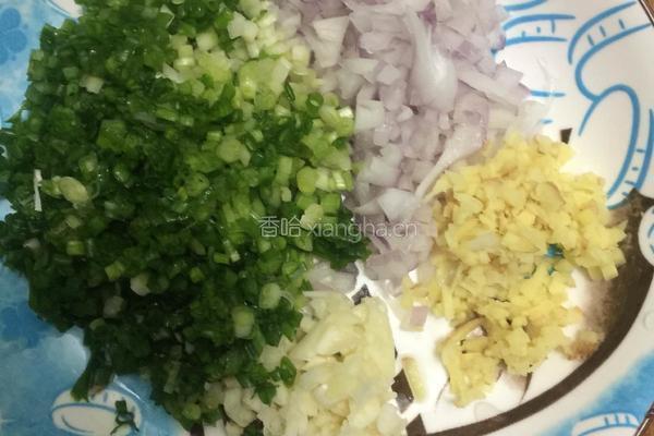 萝卜香葱肉馅水饺的做法图解2