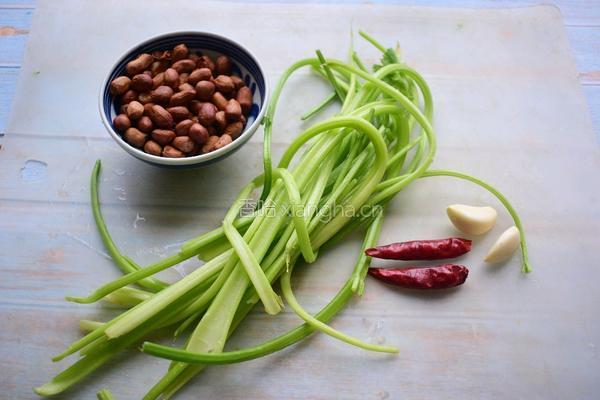 凉拌芹菜花生米的做法图解1