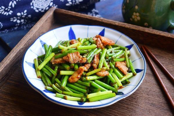 五花肉炒蒜苔的做法图解8