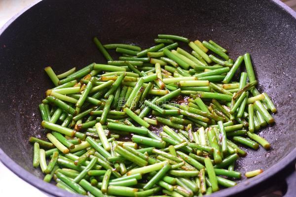 五花肉炒蒜苔的做法图解6