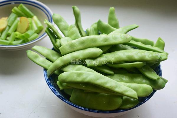 大骨头炖豆角的做法图解1