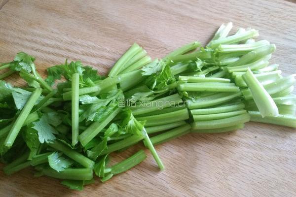  核桃仁拌芹菜的做法图解4