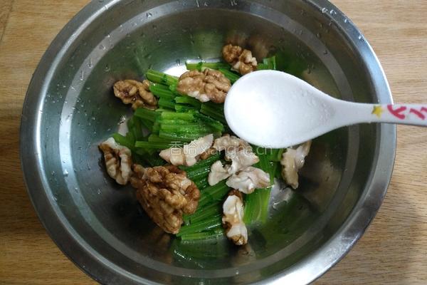  核桃仁拌芹菜的做法图解7