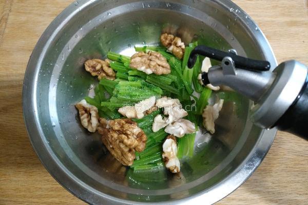  核桃仁拌芹菜的做法图解8