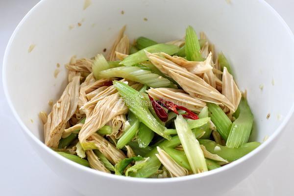 西芹拌腐竹的做法图解9