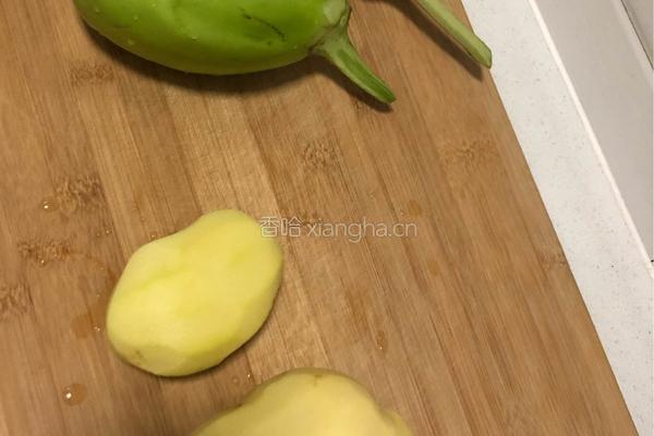 东北土豆拌茄子的做法图解1