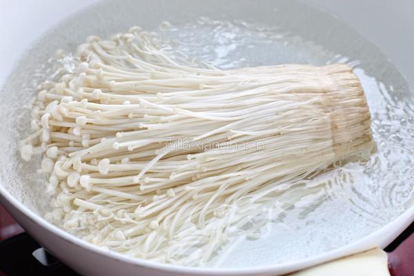 香煎培根金针菇卷的做法图解2