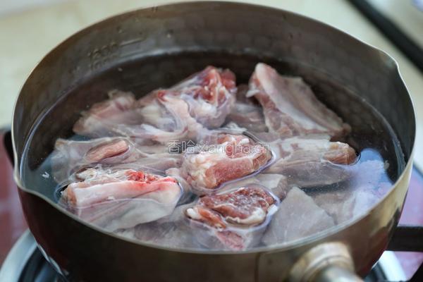 板栗烧排骨的做法图解1