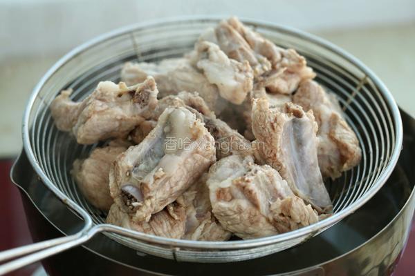 板栗烧排骨的做法图解2