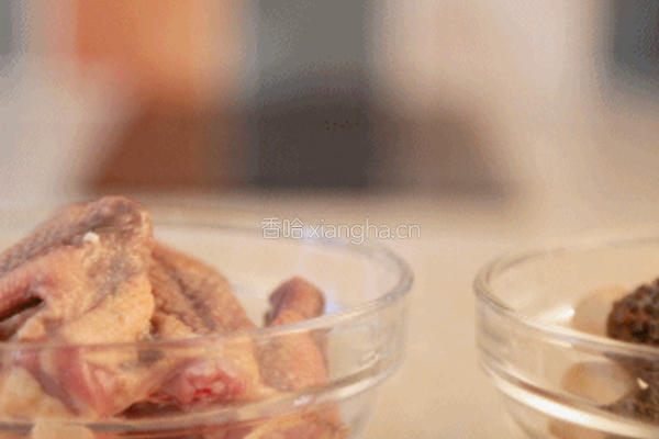 羊肚菌鸽子新西兰花胶汤的做法图解2