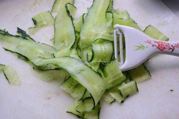 响油黄瓜卷的做法图解2