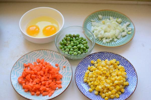 虾仁五彩炒饭的做法图解1