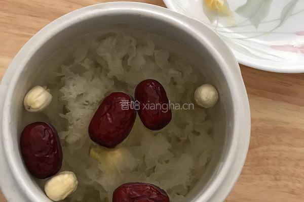 银耳莲子汤的做法图解2