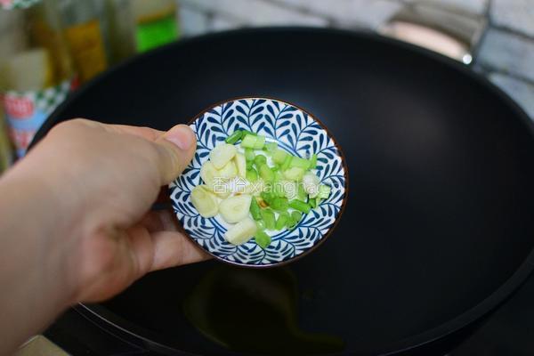 香菇炒小白菜的做法图解3