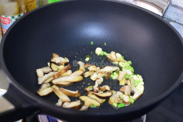香菇炒小白菜的做法图解4