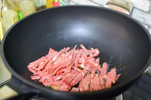 蒜苗炒培根的做法图解3