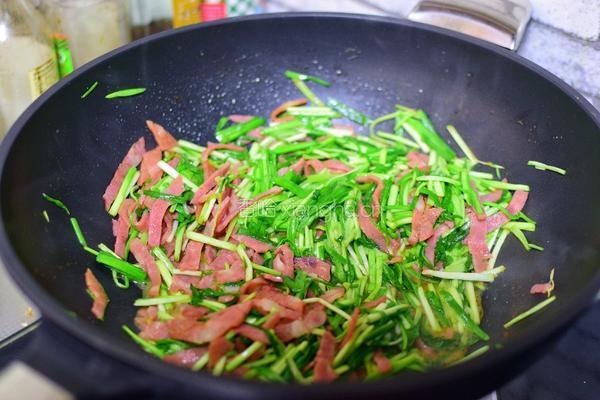 蒜苗炒培根的做法图解8