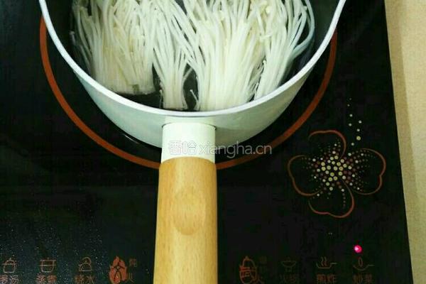 缤纷金针菇卷的做法图解2