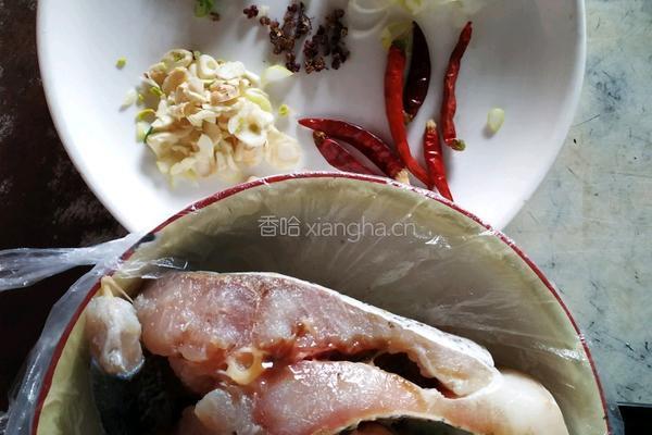麻辣鱼块的做法图解1