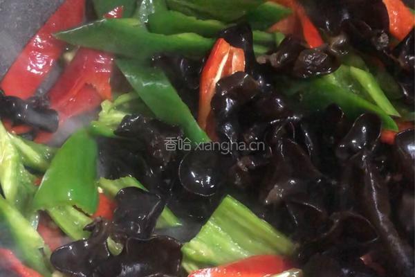 双椒木耳炒肉的做法图解3