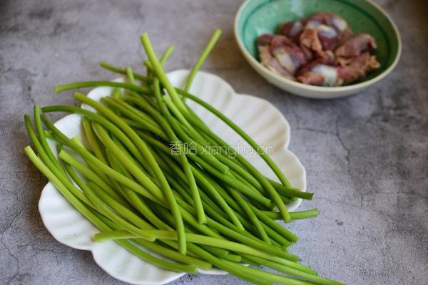 蒜苔炒鸡胗的做法图解1