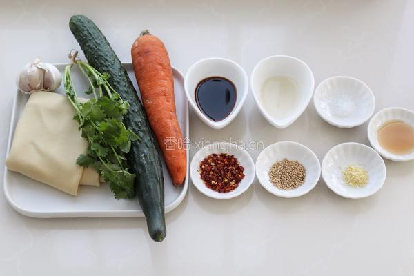 黄瓜凉拌干豆腐丝的做法图解1