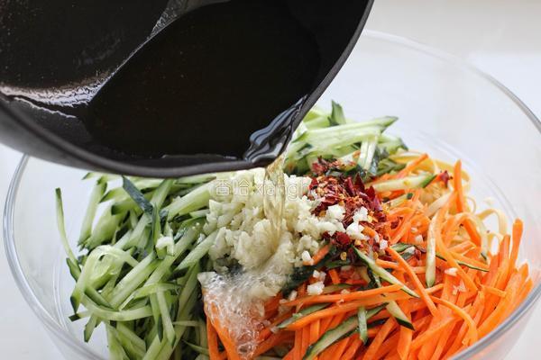 黄瓜凉拌干豆腐丝的做法图解7