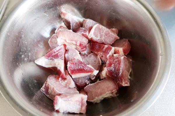 土豆烧牛腩的做法图解1