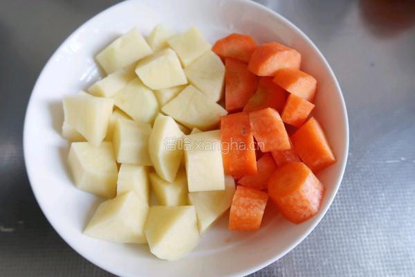 土豆烧牛腩的做法图解3