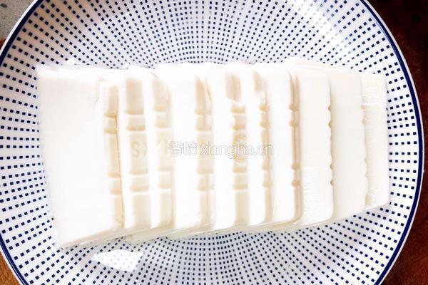 皮蛋拌豆腐的做法图解2
