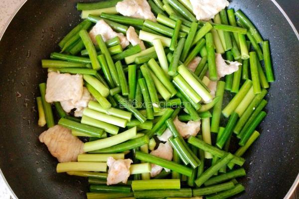 蒜薹木耳炒肉的做法图解3