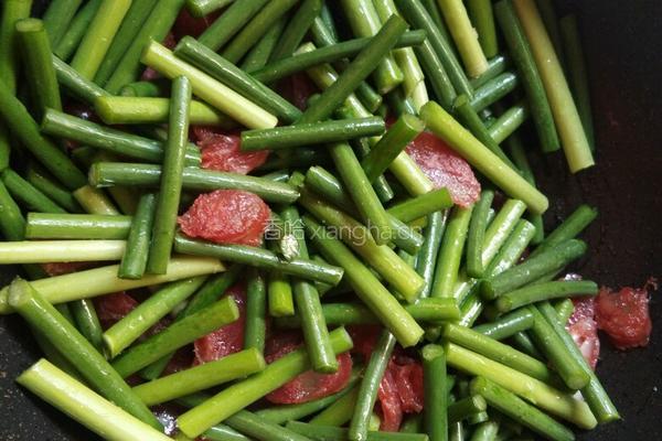 蒜苔炒腊肠的做法图解4