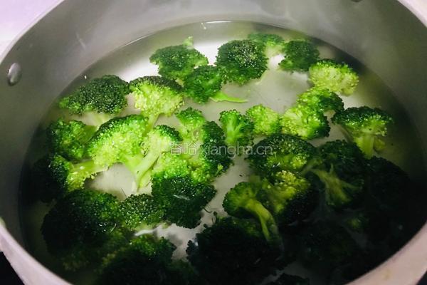 蚝油西兰花的做法图解2