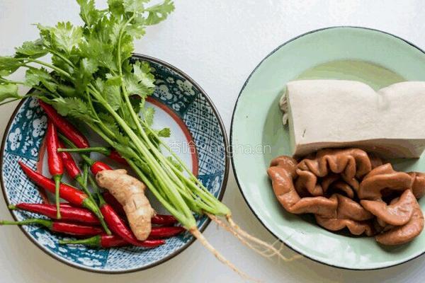 砂锅大肠炖豆腐的做法图解1