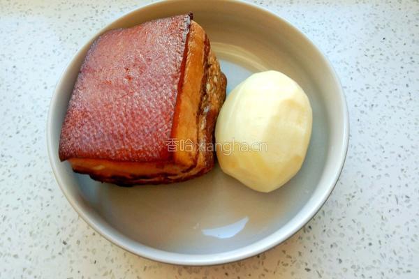 土豆扣肉的做法图解1